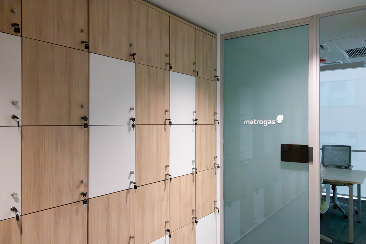 Lockers y estanterías de madera con cerraduras para oficina