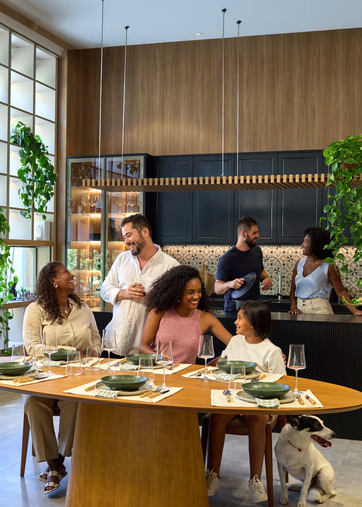 Cocina integrada con comedor y família reunida