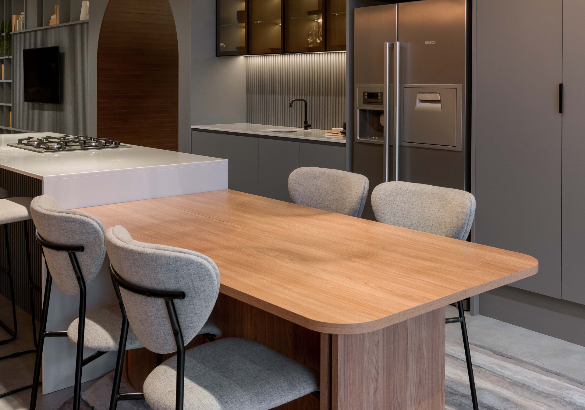 Cocina contemporánea con isla y mesa de madera