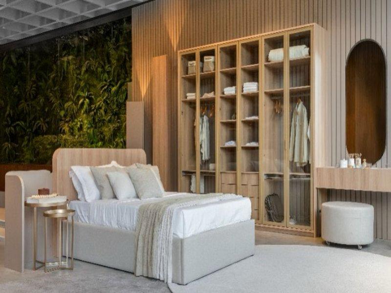 Suite con vestidor abierto y jardín vertical