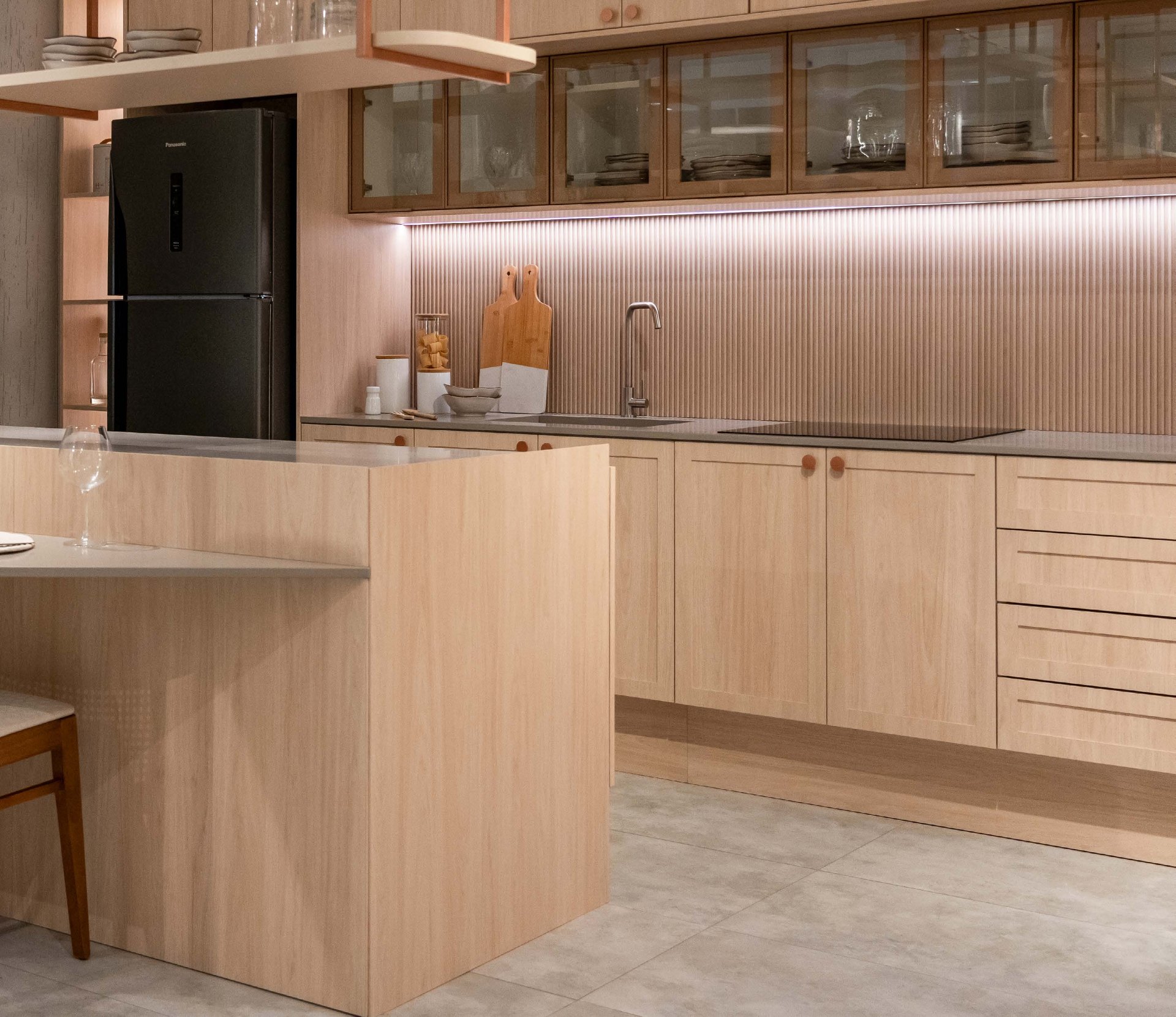 Cocina en madera clara con detalles en cuero