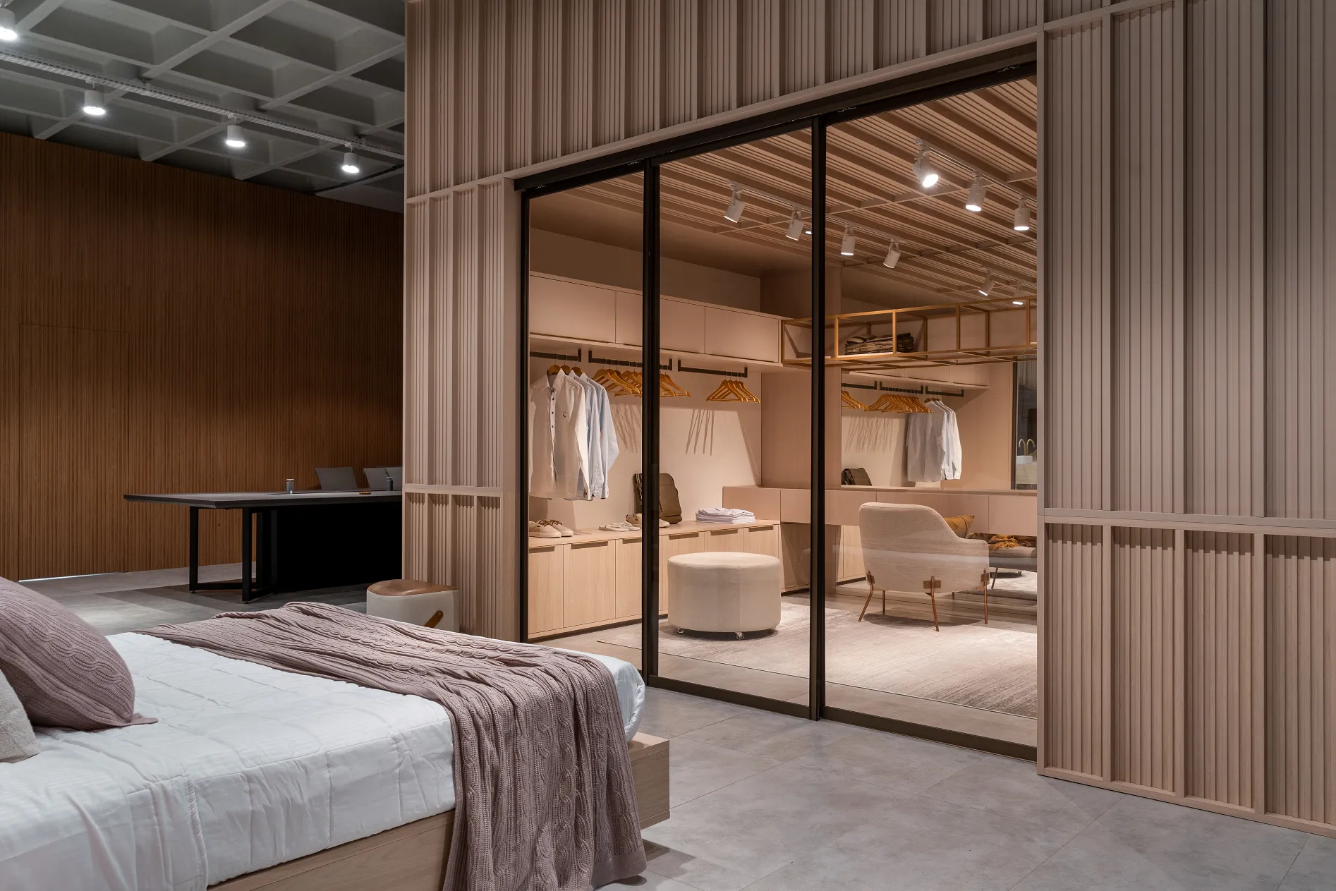 Suite con vestidor de vidrio y revestimiento ripado